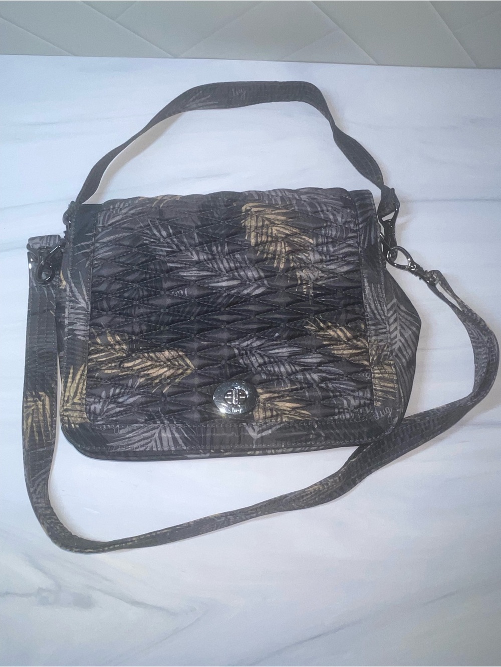 Lug Presto Diamond pattern dark botanical crossbody / 2 straps